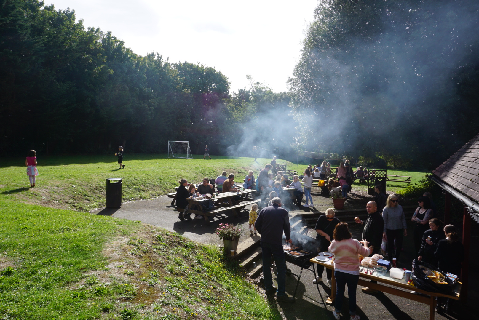 Korvgrillning i trädgården